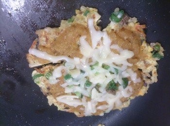 step3: 舖上番茄醬➡蔥花（先在鍋子的空位炒香備用）➡乳酪絲