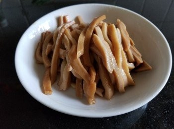 step2: 罐頭鮑汁螺片，隔去鮑魚汁切條備用