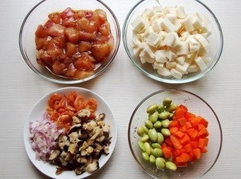 step2: 將綠竹筍去殼後切丁,雞肉切丁加入醬油及芝麻香油和黑胡椒粉拌勻讓它入味,紅蔥頭切末,香菇切細丁,蝦米清洗一下備用,胡蘿蔔切丁。