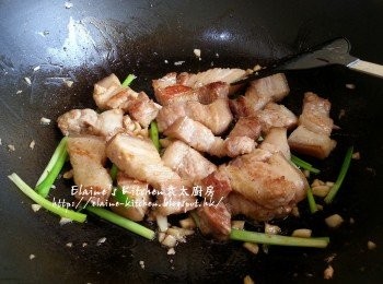 step6: 再加入蒜蓉及蔥白拌勻
