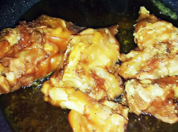 step6: 熱油鍋，油多些，豬手反复炸至皮焦。