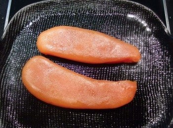 step6: 烏魚子吸附了酒香,可用烤的或煎的方式,喜歡外層酥內層黏牙的口感,建議用火烤的方式,烤到表面微焦即可。反之喜歡香酥又嚐得到魚卵顆粒分明的口感,就可以烤或煎焦一些,也一樣好吃。可依個人喜愛的口感做不同的選擇。