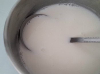 step2: 接著將另外500Cc的鮮奶以及糖放入鍋中以小火煮滾~切記小火喔