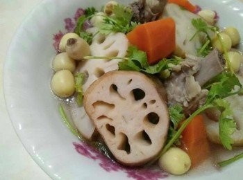 step4: 若快熟透後，即可放入蓮子和少許的塩、糖，最後，再放入特殊香氣的香菜，即可盛盤享用國寶級中醫最愛喝養生聖品-【蓮藕蓮子排骨湯】。