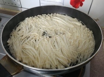 step3: 金菇/本菇切去尾，放滾水中汆水40秒，撈起沖冷水後略為搾乾備用。