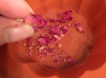 step4: 拿模具，先倒第一層寒天糖水，撤入玫瑰茶瓣，待涼凝固(或放進冰箱凝固)，再倒第二層寒天糖水，又撤入玫瑰茶瓣，再凝固。如此類推，至填滿模具。