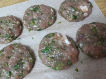 step4: 拌好的肉餡拿適量用手搓圓後壓一下整型