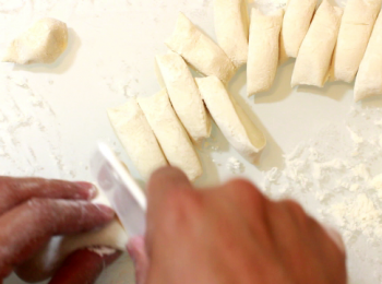 step11: 麵團材料可做出240克的麵團
可分割為24張10克重或20張12克重的<span class="group_1">水餃皮</span>

工作枱邊先準備一些手粉。分割後洒上。