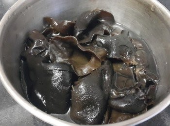 step3: 黑木耳用清水浸泡至軟身