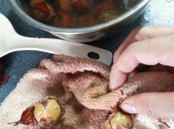 step1: 1-冬菇先浸軟洗淨對切兩邊待用(冬菇中間硬身部份留作煲湯用)
2-栗子先用水烚1分鐘,用毛巾於衣部份"卒一卒"去殼
3-再將栗子肉蒸30分鐘待淋(不要烚淋才去殼,否則栗子不能完整一粒)