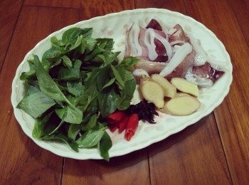 step1: 將澎湖小管【澎湖野生水產】除去內臟、外膜、眼嘴等部位後切圈，辣椒切片，薑切片，黑蒜頭【富陽生技】去外膜並剝開，九層塔，備用；