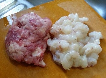 step2: 蝦仁開背去腸洗淨， 用一茶匙生粉，1/3茶匙鹽擦30秒，再放篩內用水喉水沖30秒至潔白, 徹底吸乾水， 切粒備用