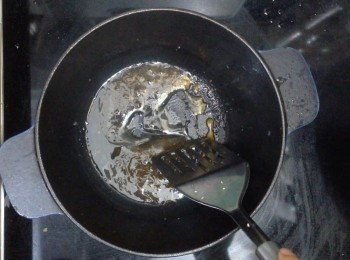 step6: 洗好原來的鍋或另開新鍋，開中火，冷鍋下點油（我是用炒蔥蒜的油），下冰糖，煮至糖溶成焦色