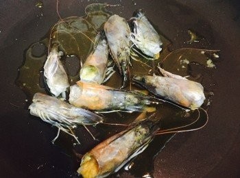 step2: 橄欖油熱鑊，爆香蝦頭成蝦油。