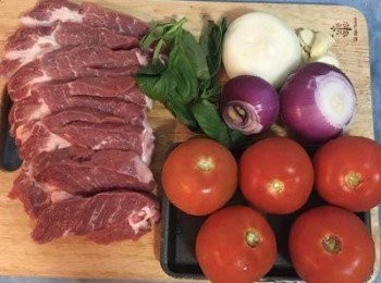 step1: 可選擇豬肩肉或里肌肉，豬肩肉的話就是直接用鹽和黑胡椒抓醃即可，如用里肌肉則需要先拍鬆里肌肉，再用鹽和黑胡椒粉抓醃。