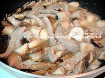 step6: 接著，關掉 抽油煙機，再倒入米酒，轉「大火」煮滾，讓米酒的酒精燃燒揮發完全，約3-5分鐘，酒精味會漸漸消散。(此時，勿離開爐火)