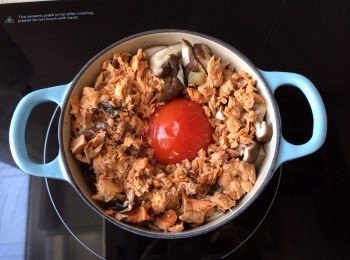 step2: 開蓋，放入已切碎的三文魚塊，和已洗淨及切碎的鮮東菇平放入鍋中，把番茄滿滿包圍著，關蓋以小火煮十分鐘，然後關火，繼續焗八至十分鐘（期間不要把蓋打開）。