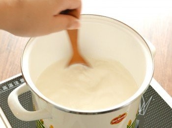 step4: 鍋中倒入牛奶、淡奶和冰糖，以小火加熱，邊煮邊攪拌至冰糖完全溶化，和牛奶開始滾起冒白煙。