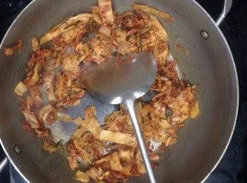 step7: 把鍋洗乾淨後再燒熱，下點油，下泡菜炒香