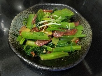 step6: 做法 :

先將臘腸清洗再切片, 用少少油燒紅油鑊 , 大火放入臘腸 , 轉中火慢煎至出香味及出油 , 炒出的油留回鑊中 , 可再加少少油 , 爆香薑片 , 蒜頭 , 乾蔥爆炒芥菜 , 加約半碗水將臘腸回鑊 , 加入調味料 , 用中火少至收汁 , 少少麻油生粉水埋芡 , 完成 .