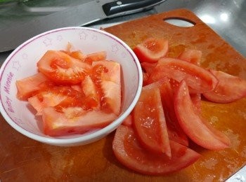 step1: 將每個番茄切成8件， 並將茄囊切出