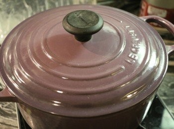 step9: 加蓋，以大火煮滾後，轉中小火燜煮約1.5小時至軟腍。