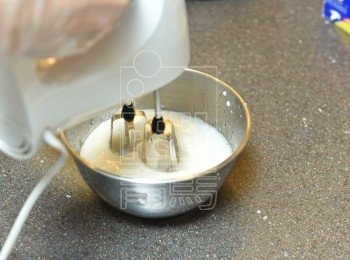 step3: 用電動打蛋器以低速先把混合物打至起泡（約1分鐘）。然後轉用中速打至變白及呈乳酪狀（約4至5分鐘）。