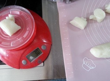 step6: 將已灘凍的糯米皮搓至滑身,磅出30g一粒