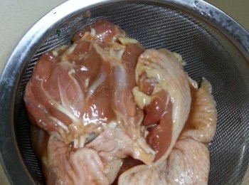 step4: 將醃好的雞肉用篩隔去汁液