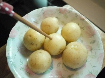 step3: 筷子如果可以穿透馬鈴薯即表示馬鈴薯已經熟了