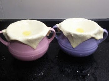 step8: 8.      將酥皮大力按壓，貼實碗邊，掃上蛋液