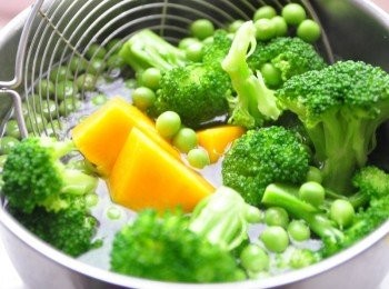 step2: 將三樣鮮蔬以滾水川燙撈起備用