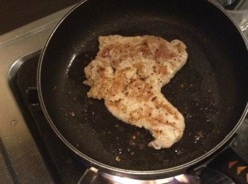 step1: <span class="group_2">豬排</span> 把里肌肉用<span class="group_1">醃料</span>醃5-10分鐘入味，然後用少量的橄欖油煎熟即可