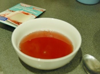 step6: [洛神花<span class="group_2">啫喱</span>] 做法 ：將步驟一的250毫升茶放入鍋內，用大小火煮熱。然後下糖煮至溶化，再下吉利丁片拌勻