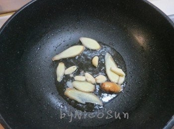 step2: 起一油鍋.小火乾煸薑片蒜頭.香味出來.即可盛起.(喜花椒也能加入花椒粒.此步驟一定要小火.火大苦味就會出來了)