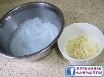 step1: 粉絲浸軟備用；蒜頭啄成蒜蓉~