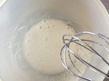 step1: 蛋白和糖粉打至起泡，加入牛油溶液。