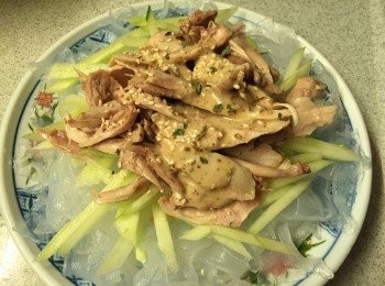 step6: 粉皮隔去水份後放碟, 再放上青瓜絲, 雞絲, 加入日式芝麻醬和白芝麻