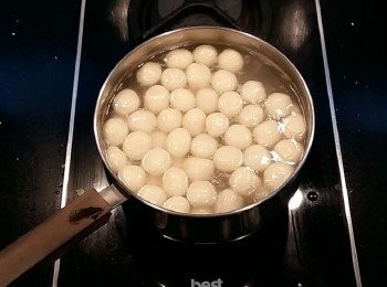 step15: 另準備一鍋熱水煮熟湯圓後,再將茼蒿汆燙一下。