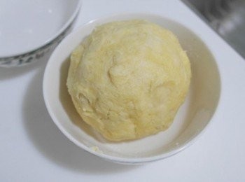 step5: 揉成麵團後用保鮮膜包起來冰箱冷藏20分鐘!!