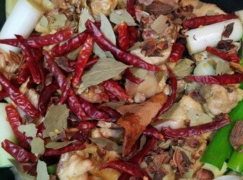 step5: 下麻辣香料和雞件一起爆香，再加入其他材料，包括索味三寶；百葉結，枝竹及雞脾菇。再加入【<span class="group_2">醬汁</span>】，兜均。煮至雞件熟透便可。