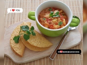 step1: 做法:
🍃蕃茄，粟米仔切粒，預熱油  下乾洋葱，蕃茄
粟米仔爆炒，加入1碗水，水滾下花粉粒煮幾分鐘
下鹽，黑胡椒，ground pepper即成。
🍃預熱焗爐140度，放入粟米脆片焗6分鐘取出
伴湯粉同食。