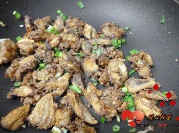 step4: 加入杏鮑菇,蔥末撒椒鹽