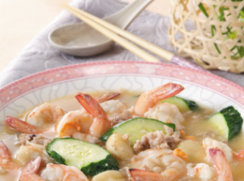 step5: 放入蝦和青瓜片炒匀, 大火沸煮, 不要加鑊蓋，煮约1分鐘見到蝦熟, 埋薄芡連汁上碟即成。