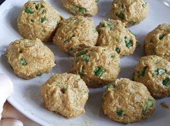 step5: 將素魚漿搓成球狀後，稍稍壓平成魚餅狀。