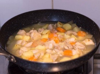 step5: 下清雞湯略拌同煮，湯滾起來後蓋住，轉到最慢火煮大約 15 分鐘