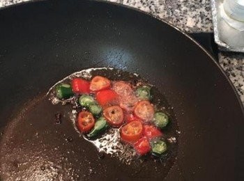 step2: 炒鍋內下油，放入辣椒與花椒小火煸出香味。