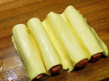 step3: 另外兩片起酥片塗上蛋汁後，鋪在博客小熱狗上方，然後放入冷凍5分鐘