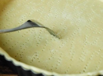 step6: 用叉在批皮上刺孔