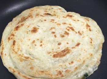 step3: 取一平底鍋加入少許油，將蔥抓餅煎至兩面金黃後取出。